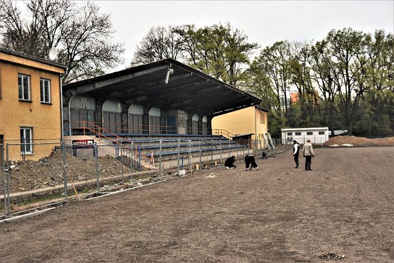 Rekonstrukce Křemelky rychle pokračuje, ve středu již byla plocha připravena na zasetí trávy.