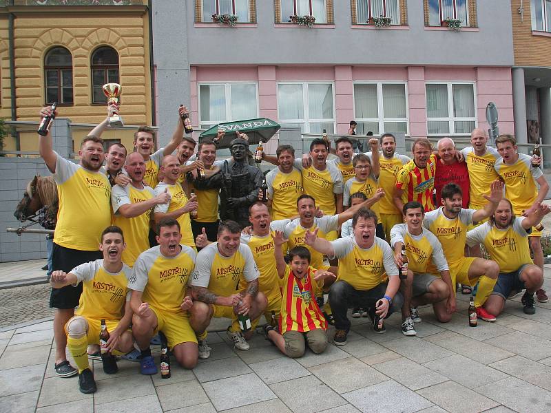 Fotbalisté Junioru Strakonice slavili čtvrtý postup v řadě.