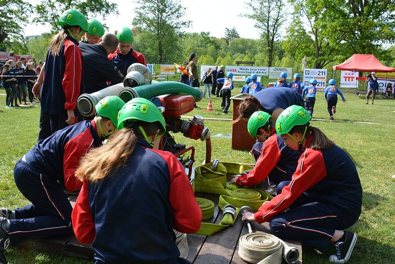 OBRAZEM: Soutěživý duch, sportovní nadšení a vůle vyhrát byly atributy, které v sobotu 5. května spojovaly mladé hasiče na letním areálu plaveckého stadionu Na Křemelce ve Strakonicích.