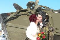 Netradiční svatbu zažili v sobotu ve Střelských Hošticích. Ženich si před obřadem vyzvedl nevěstu vojenským obrněným transportérem.