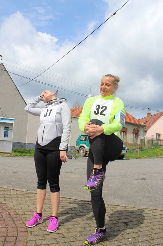 Nedělní odpoledne bylo v Mačkově u Blatné ve znamení již tradičního jarního běhu „ od kapličky ke kapličce.“