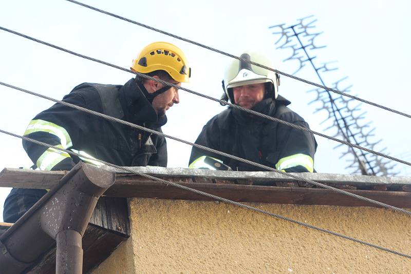 Oprava střechy v ulici Budovatelská ve Strakonicích.