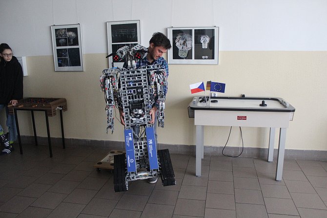 Robot Ludvík s konstruktérem Matějem Štětkou.