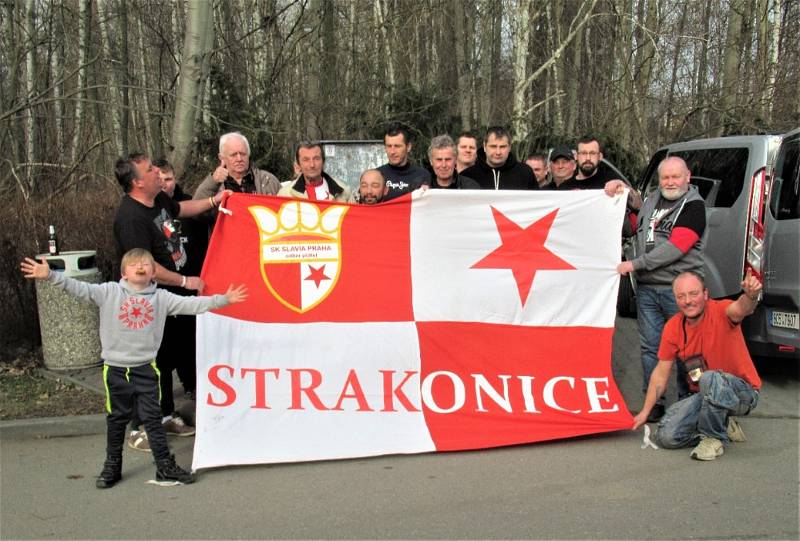 Strakoničtí Slávisté byli u postupu svého týmu do čtvrtfinále Konferenční ligy.