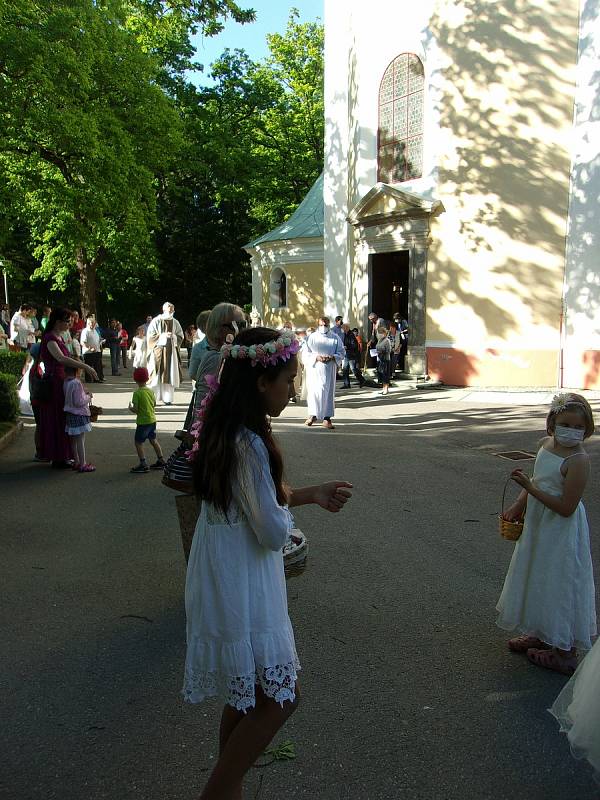 Oslava svátku Božího těla spojená s eucharistickým průvodem.