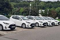 Pět nových hybridních vozů značky Toyota budou Strakoničtí využívat  pro pečovatelskou službu, pro denní stacionář a také pro azylový dům.