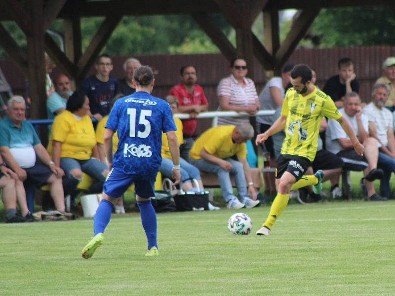 Fotbalová divize: Otava Katovice - Robstav Přeštice 1:2 (0:0).