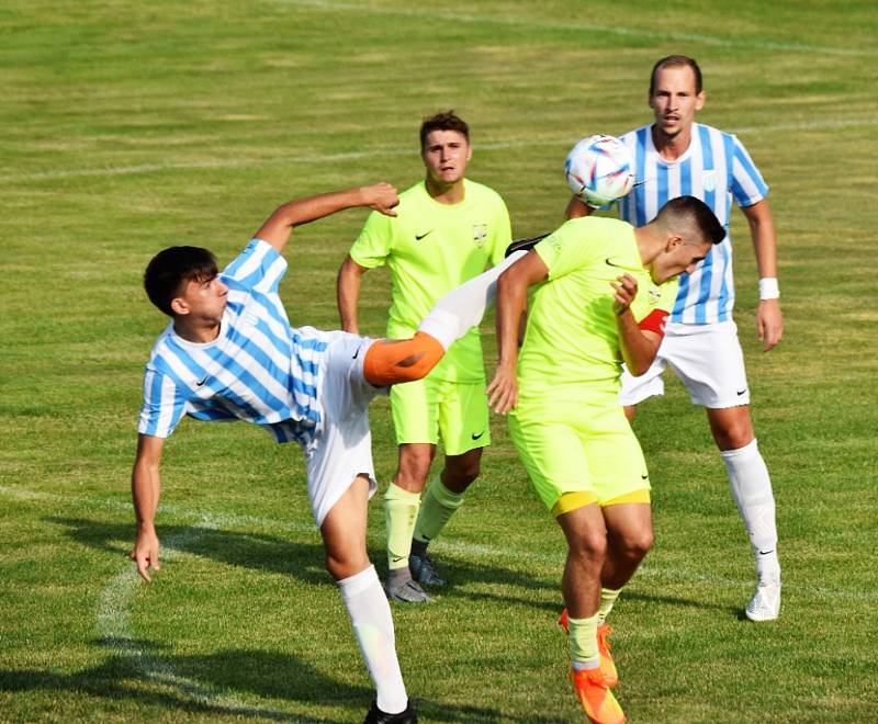 Fotbalisté Oseka (ve žlutém v utkání s Rudolfovem) remizovali ve 3. kole KP s Třeboní 4:4.