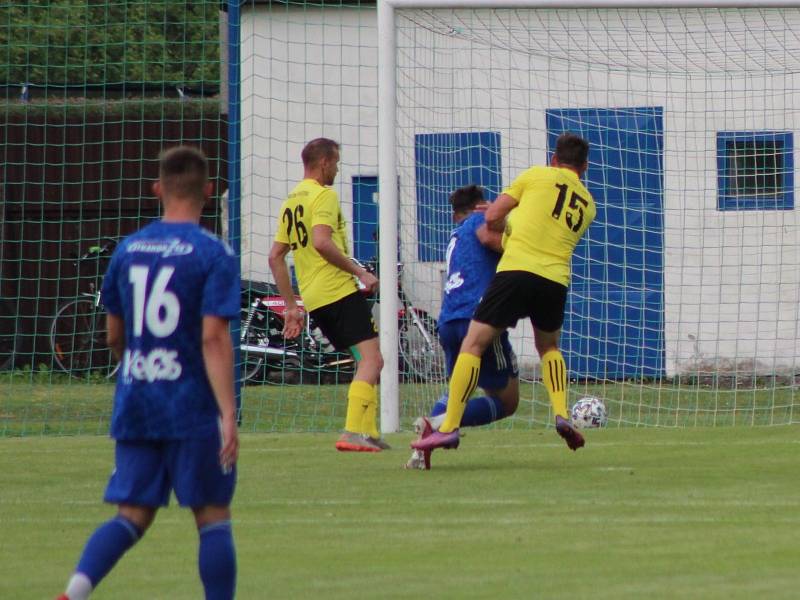 Fotbalová divize: Otava Katovice - Robstav Přeštice 1:2 (0:0).