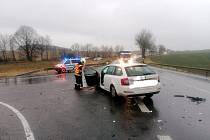 U Strakonic na křižovatce na Štěkeň se srazilo osobní auto s dodávkou.