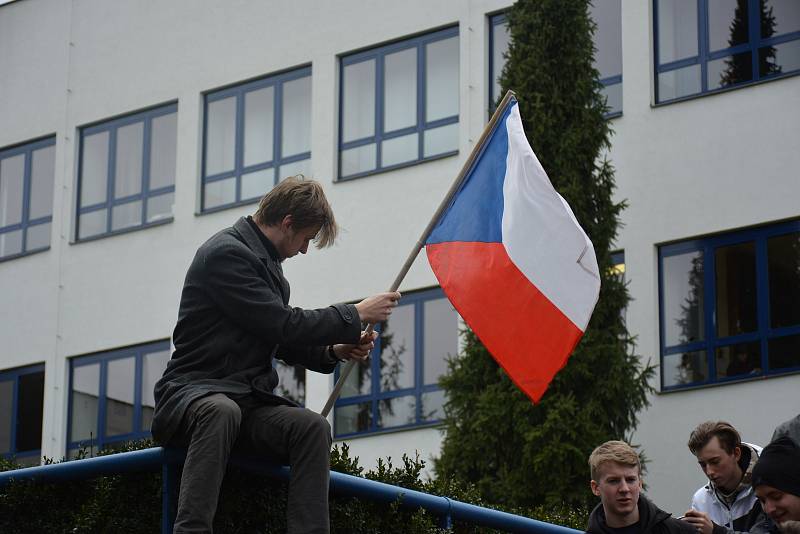 Studenti z Vyšší odborné a Střední průmyslové školy ve Volyni při akci Vyjdi ven!