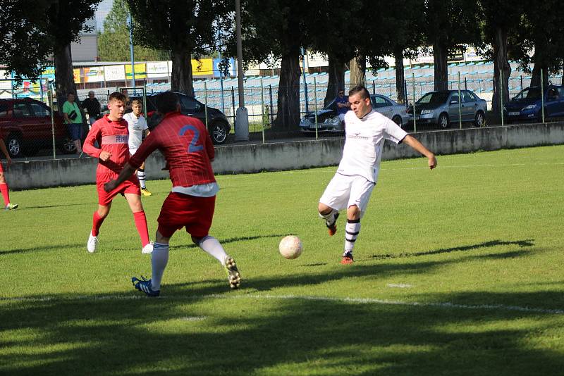 Hokejisté HC Strakonice (červené dresy) si na závěr letní přípravy zahráli fotbálek proti Sokolu Cehnice (1:5).