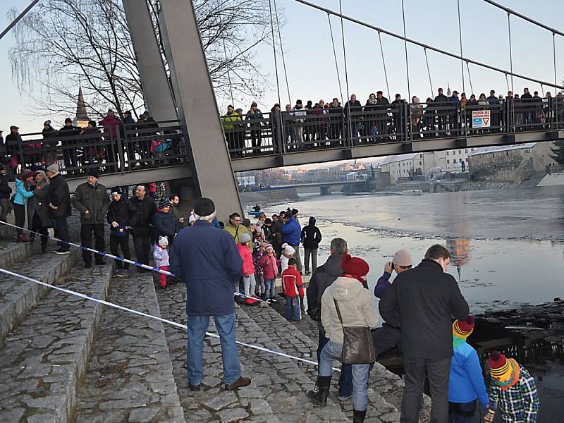 Otužilci u strakonického hradu.