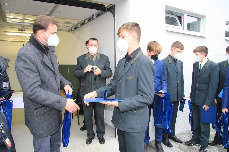 Ocenění studentů Střední rybářské školy ve Vodňanech a policistů, kteří zachránili ženu a dítě.