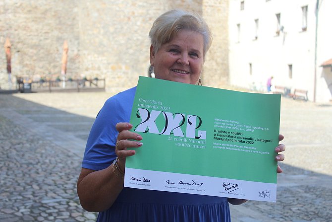 Ředitelka Muzea středního Pootaví Strakonice Ivana Říhová s diplomem za II. místo v soutěži o Cenu Gloria musaealis v kategorii Muzejní počin roku 2022.