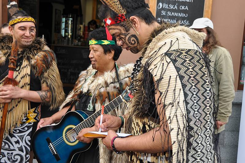 Taneční a hudební skupina z Nového Zélandu Whakaari Rotorua