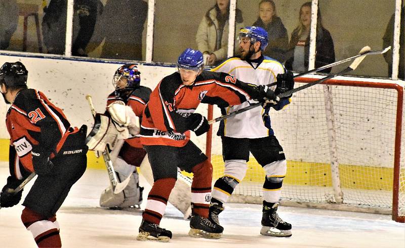 Semifinále play off hokejistů: HC Strakonice - J. Hradec 2:3 po prodloužení.