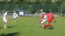 Hokejisté HC Strakonice (červené dresy) si na závěr letní přípravy zahráli fotbálek proti Sokolu Cehnice (1:5).