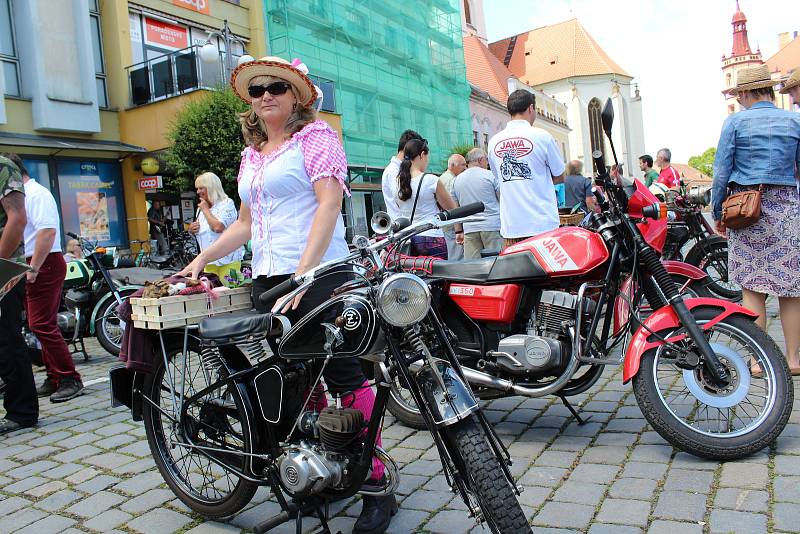 Majitelé veteránů přijeli v sobotu odpoledne na vodňanské náměstí ukázat své miláčky.