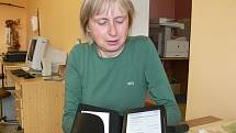 Na pátečním odpoledním čtení představila Alena Hrdličková také čtečku e-knih. 