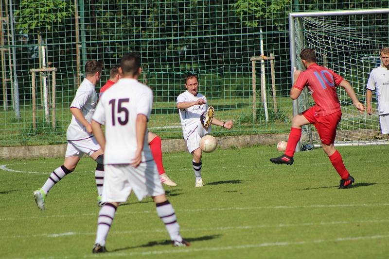 Hokejisté HC Strakonice (červené dresy) si na závěr letní přípravy zahráli fotbálek proti Sokolu Cehnice (1:5).