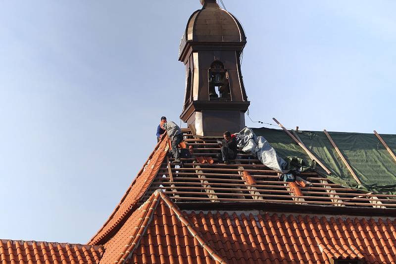Obnovy krovů a střechy kostela.