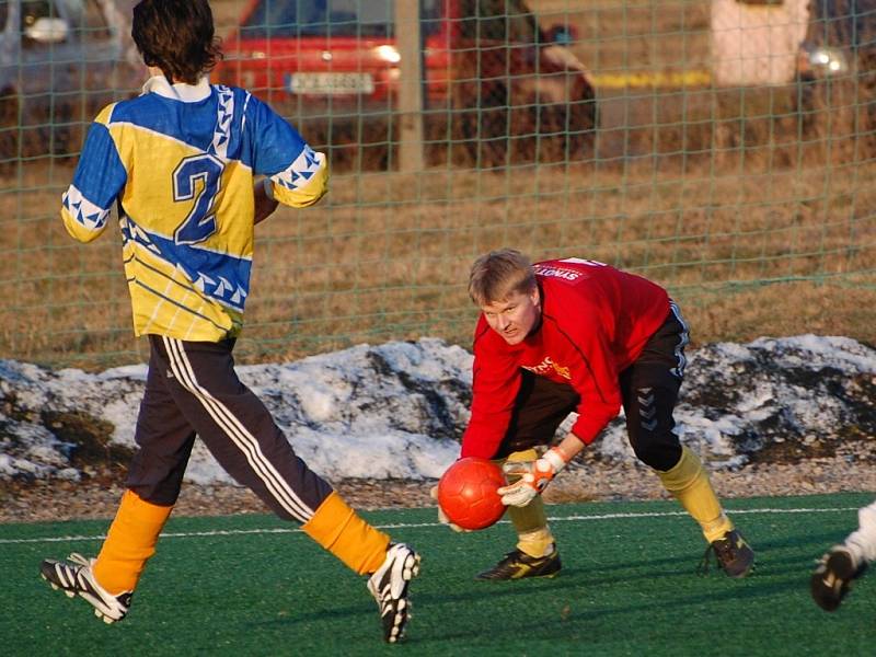 Vodňany (ve žlutém) utrpěly ve 3. kole turnaje drtivou porážku 1:6 od Horažďovic. Na výhru stále čekají.