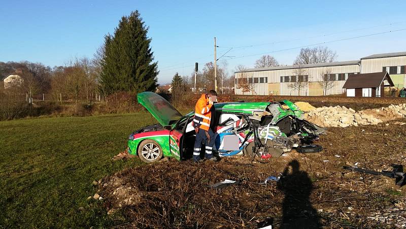 Řidič vozu audi zřejmě kvůli oslnění sluncem přehlédl výstražná světla na kolejích u Čejetic a vjel před projíždějící vlak.