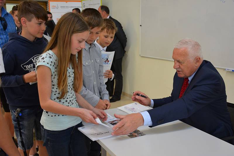 President Václav Klaus přijal pozvání od studenta Tomáše Pikla a přijel besedovat se žáky Základní školy a Gymnázia ve Vodňanech.