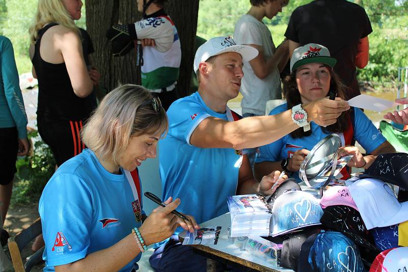 Výkony mladých vodních slalomářů sledovaly i české hvězdy tohoto sportu.