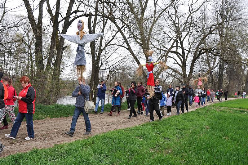 Každoroční vynášení zimy se uskutečnilo v neděli 7. dubna od kostela na Podsrpu do Hajské.