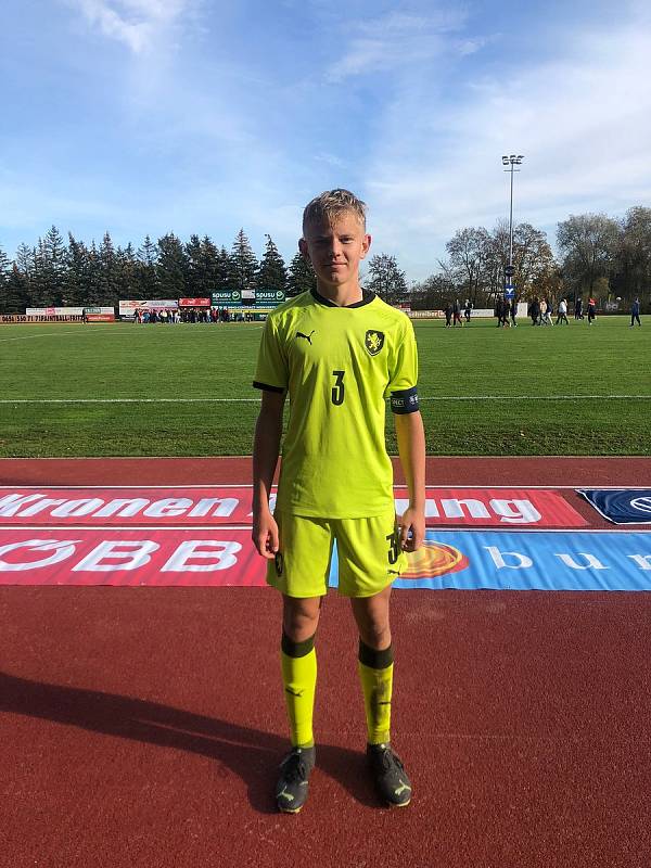 Jonáš Kostka vedl reprezentaci České republiky U15 do utkání s Rakouskem s kapitánskou páskou na ruce.