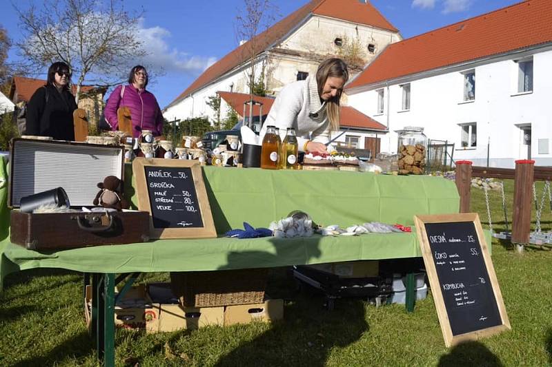 Farmářský trh na zahradě MŠ v Čepřovicích.