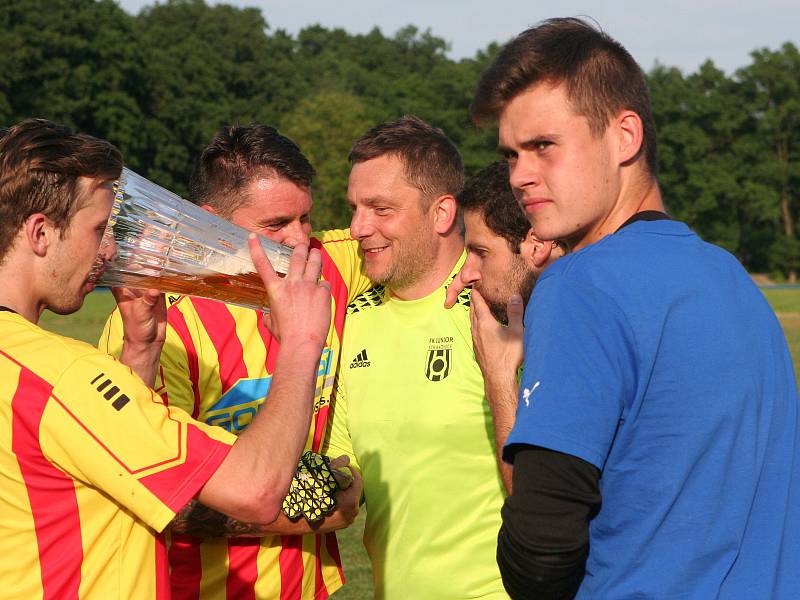 Fotbalisté Junioru Strakonice slavili čtvrtý postup v řadě.