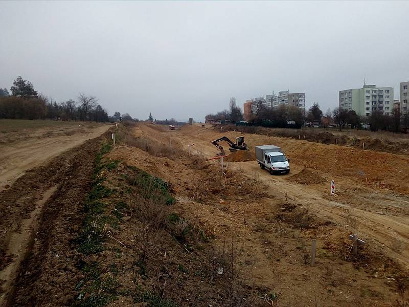 Na hlavní trase severního dopravního půloblouku jsou dokončené hrubé terénní úpravy.