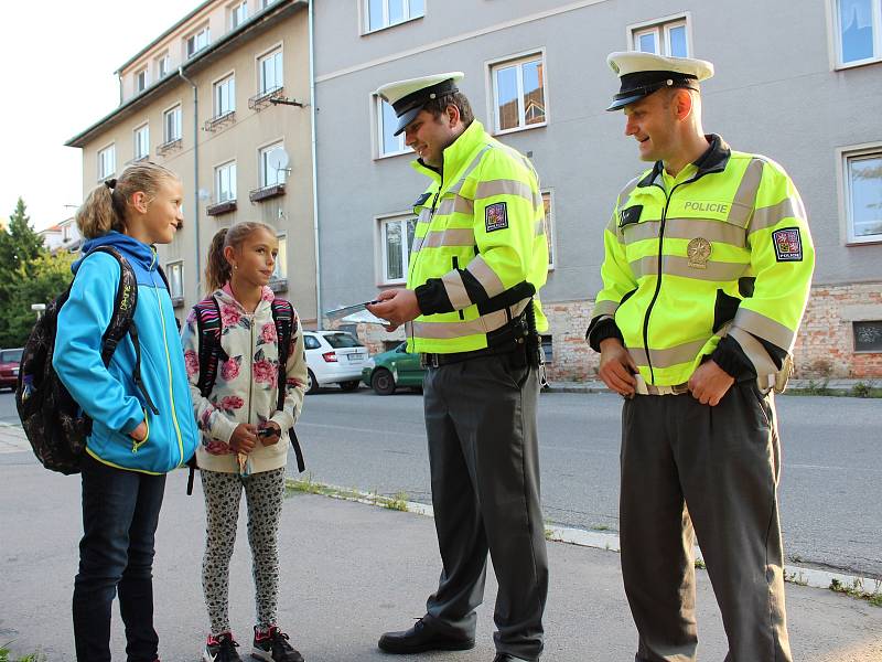 Informace k bezpečnému přecházení poskytovali policisté v úterý policisté u volyňské základní školy a ve Strakonicích u ZŠ Dukelská