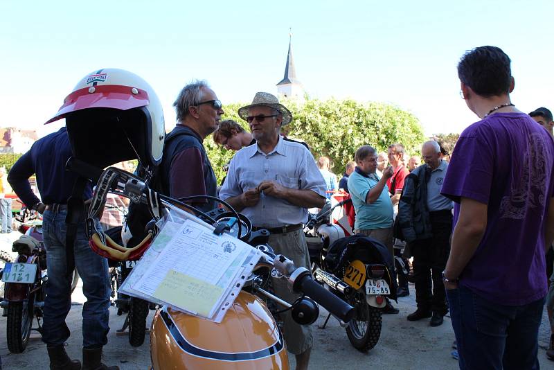 Ve Strakonicích v sobotu odstartoval čtvrtý ročník závodu veteránů Soutěž Šumavou.