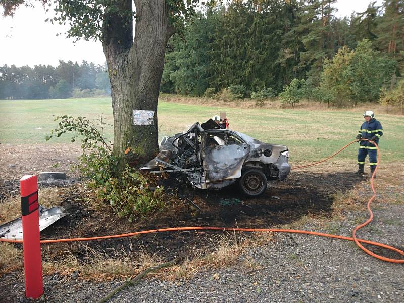 U Drahonic na Strakonicku po nárazu do stromu začalo auto hořet. Řidič při nehodě zemřel.