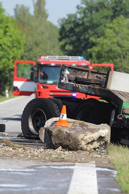 Tragická nehoda se stala dnes 19. června 2019 ráno u Libějovic na Vodňansku. Řidič kamionu z dosud neznámých příčin havaroval a v kamionu uhořel.