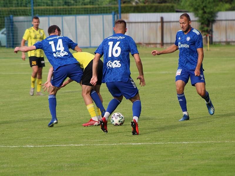 Fotbalová divize: Otava Katovice - Robstav Přeštice 1:2 (0:0).