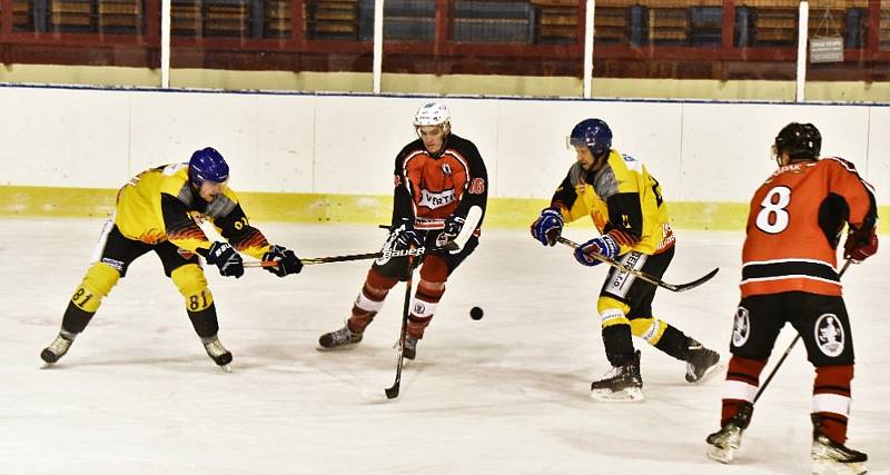 Předehrávka hokejové KL: HC Strakonice - TJ Božetice 6:1 (3:0, 2:0, 1:1).