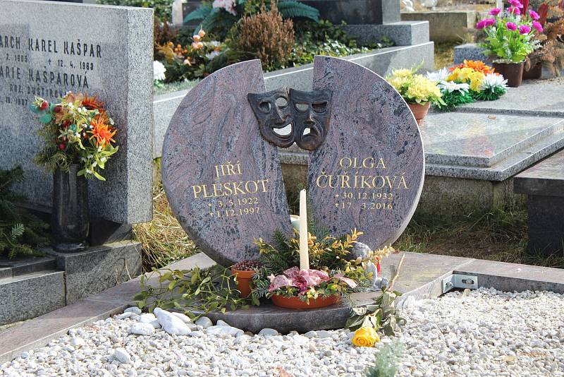Kousek od hrobu Jiřiny Jiráskové je místo posledního odpočinku jejího někdejšího manžela Jiřího Pleskota.