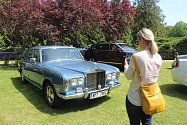 Luxusní vozy se v sobotu 4. května sjely na zámek do Lnář. Převládala auta značky Rolls-Royce.