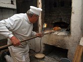 Pekař Augustin Sobotovič upeče voňavý chléb.