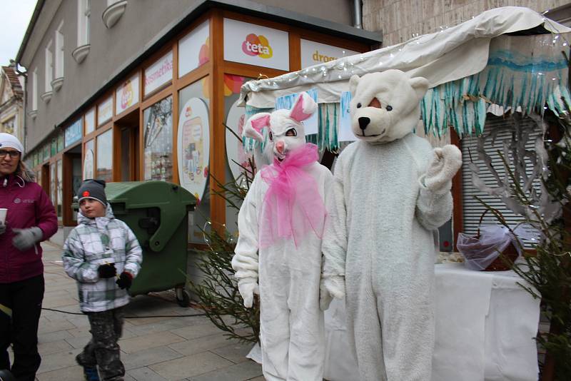 Příjemné ač mrazivé odpoledne strávili mnozí Strakoničtí v centru města při zahájení adventu.