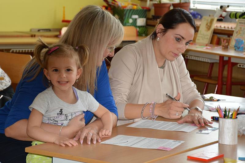 OBRAZEM: Děti se k Zápisu do Základní školy Dukelská ve Strakonicích dostavily v doprovodu rodičů a starších sourozenců.