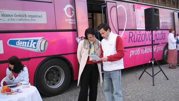 Růžový autobus bude propagovat boj proti rakovině bude dnes na Velkém náměstí ve Strakonicích. 