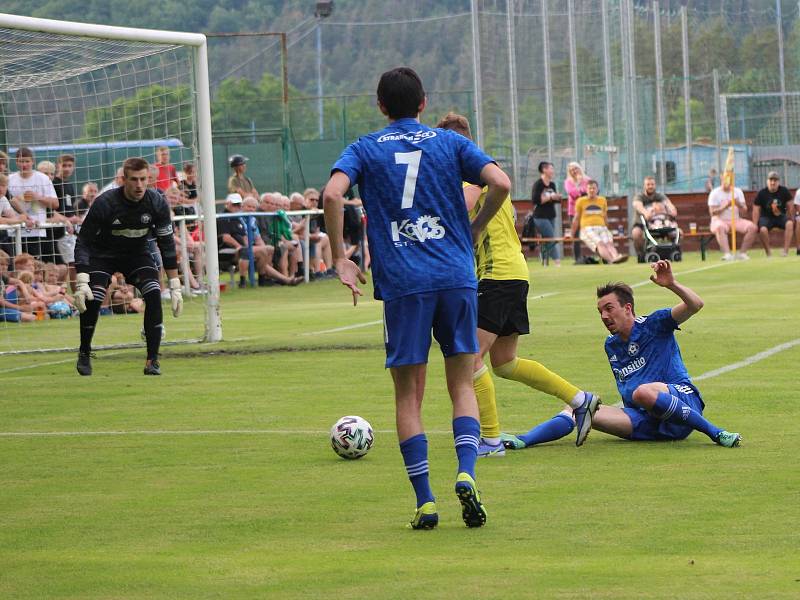 Fotbalová divize: Otava Katovice - Robstav Přeštice 1:2 (0:0).