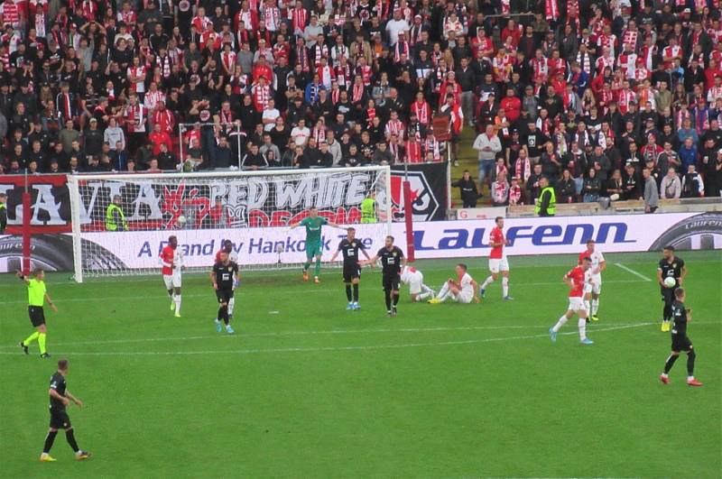 Strakoničtí fandové Slavia Praha vyrazili na Konferenční ligu proti FC Ballkani.