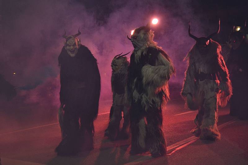 V plné parádě se předvedli Krampus Čerti ze severu, z Prahy, Tábora, Vodňan, skupina Čerti.cz a z Amstettner Hoh'n Teufe'n.